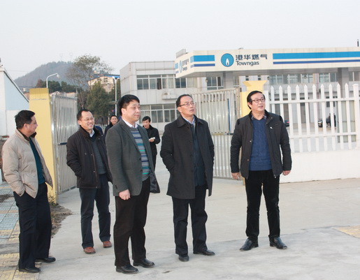 市城鄉(xiāng)建委黨委書記、主任鄭家齊一行至安慶港華調(diào)研我市燃?xì)夤ぷ?>                            <div   id="nf9fl5zd"   class="con">
                                <span id="nf9fl5zd"    class="title">市城鄉(xiāng)建委黨委書記、主任鄭家齊一行至安慶港華調(diào)研我市燃?xì)夤ぷ?/span>
                                <p class="des">&nbsp;

	12月12日下午，市城鄉(xiāng)建委黨委書記、主任鄭家齊，副主任張北安率委相關(guān)部門來到安慶市煤氣公司和安慶港華燃?xì)夤菊{(diào)研。安慶市煤氣公司經(jīng)理、安慶港華董事長(zhǎng)潘炳應(yīng)，安慶港華總經(jīng)理王政文陪同調(diào)研，公司全體班子成員參加調(diào)研會(huì)。 &nbsp;&nbsp;&nbsp;&nbsp;&nbsp;&nbsp;&nbsp;


	鄭家齊主任一行先后來到我市天然氣月山門站、北部新城高中壓站及L...</p>
                            </div>
                            <div   id="nf9fl5zd"   class="time">
                                <span id="nf9fl5zd"    class="day">15</span>
                                <span id="nf9fl5zd"    class="year-month">2014-12</span>
                            </div>
                        </a>
                    </li>
                                        <li>
                        <a href="show.php?Id=292" target="_blank">
                            <img src=